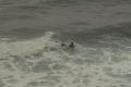 Jugendliche beim Surfen am Strand von Paúl auf Santo Antão